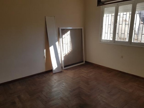 SAN MARTIN 6000. CASA FRENTE Amplio Patio. 2 Dormitorios.