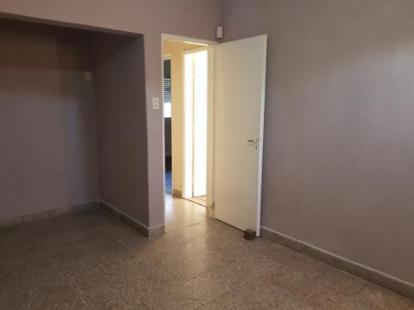 SAN MARTIN 6000. CASA FRENTE Amplio Patio. 2 Dormitorios.