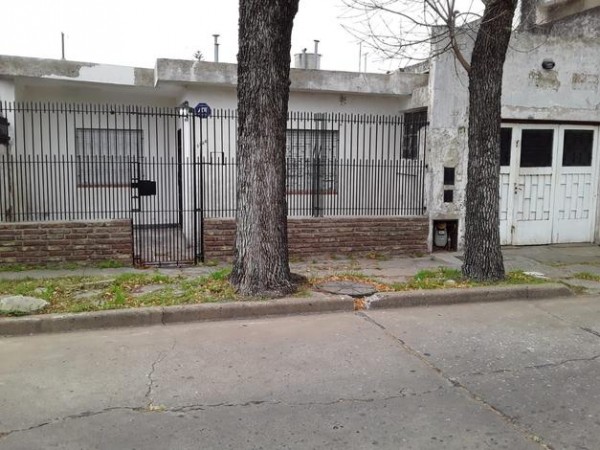 SAN MARTIN 6000. CASA FRENTE Amplio Patio. 2 Dormitorios.