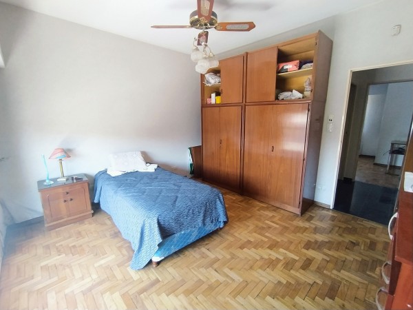 Arijon 1500, 3 dormitorios, planta alta, patio amplio.