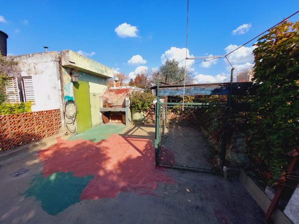 Saavedra 700-Casa de pasillo, 3 dormitorios, patio y terraza amplia.