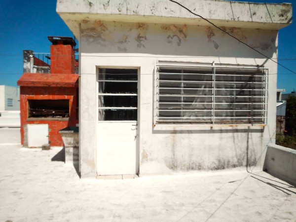 Magallanes 1174, dos dormitorios, terraza con parrillero.