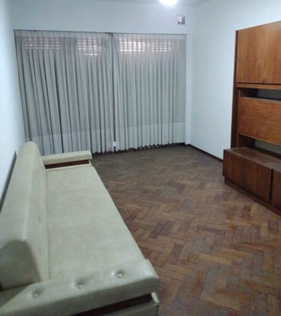 Zeballos 1056, departamento un dormitorio con balcon. Centro.