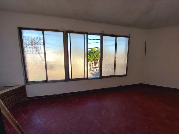 Liniers y Forest, planta alta, 3 dormitorios, patio terraza.