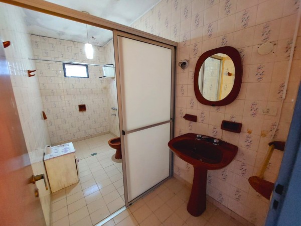 Liniers y Forest, planta alta, 3 dormitorios, patio terraza.