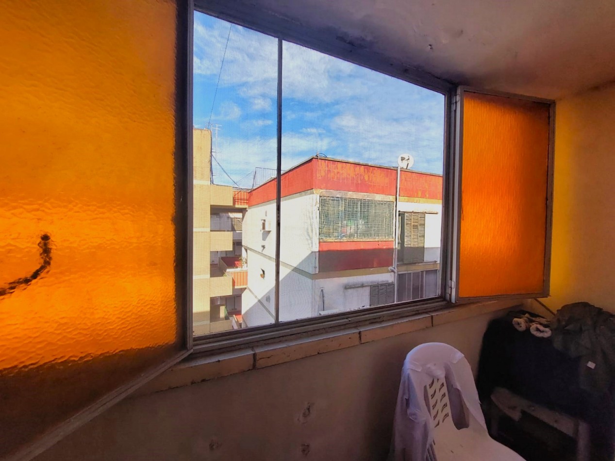 Avellaneda 1800, Departamento Duplex, 2 dormitorios, 2do piso por escalera.