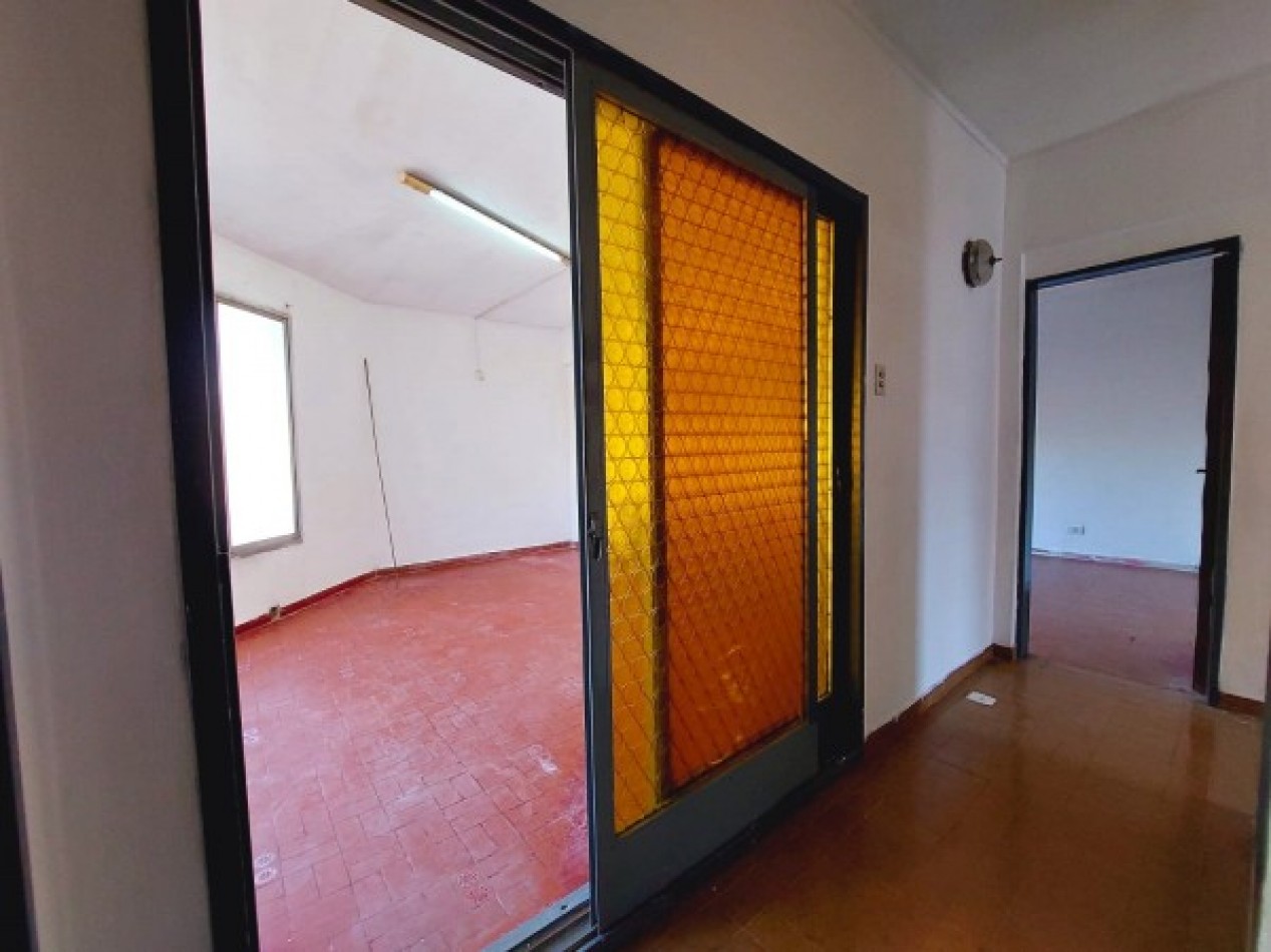 Liniers 1200, dos casas y un local en venta, en conjunto.