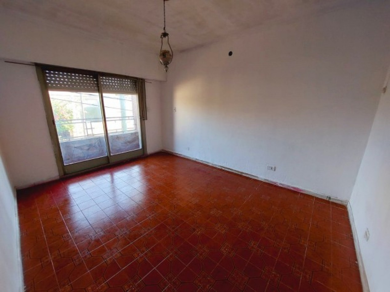 Liniers 1200, dos casas y un local en venta, en conjunto.