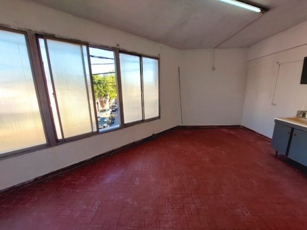 Liniers 1200, dos casas y un local en venta, en conjunto.