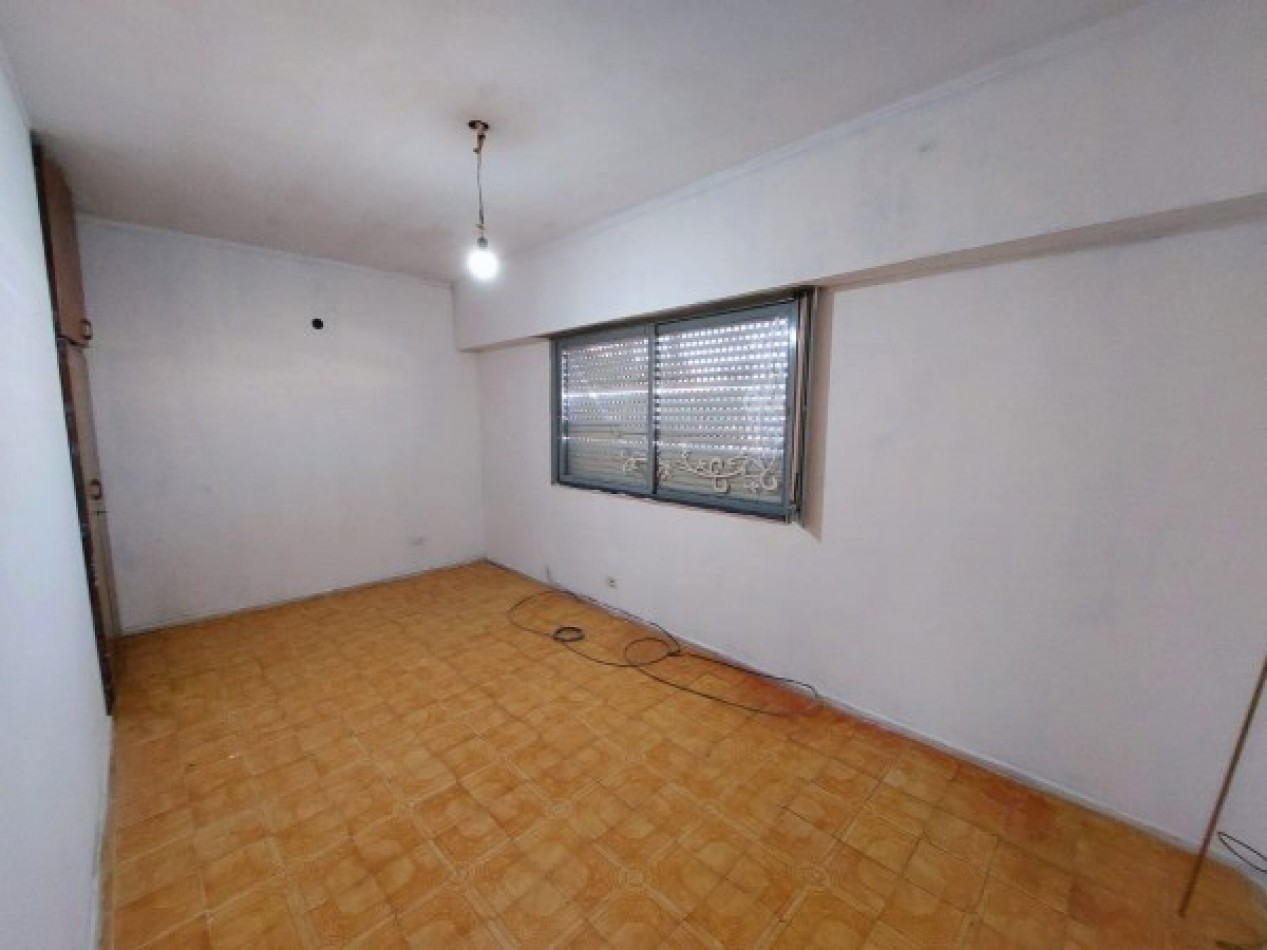 Liniers 1200, dos casas y un local en venta, en conjunto.