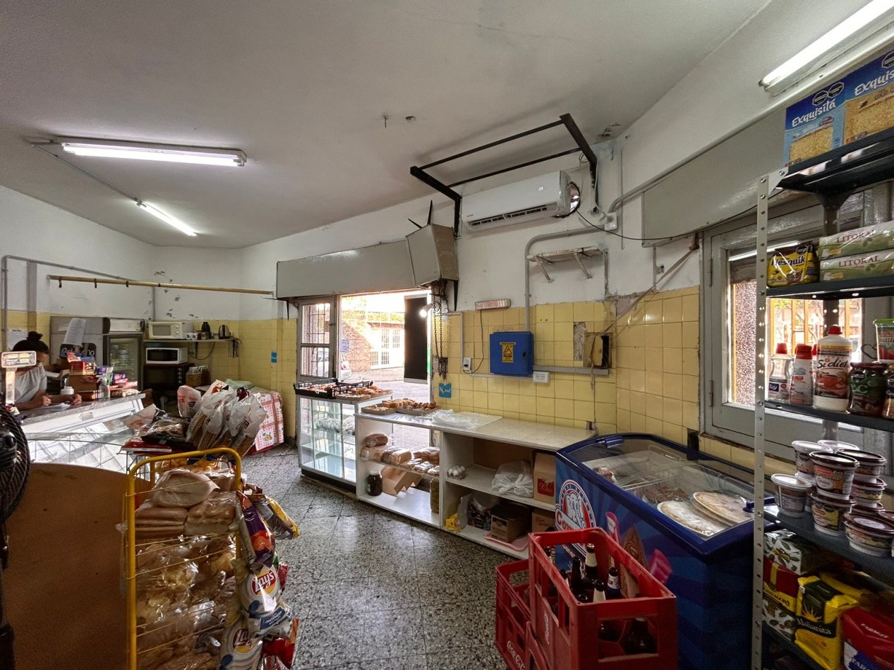 Liniers 1200, dos casas y un local en venta, en conjunto.