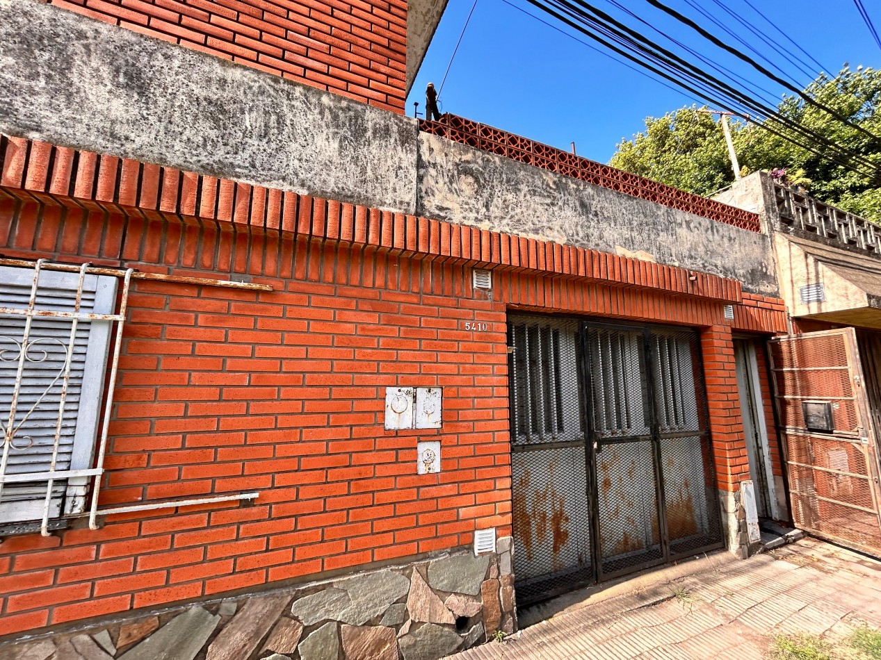 Galvez 5400 Casa al frente, dos dormitorios, cochera + propiedad en planta alta. 
