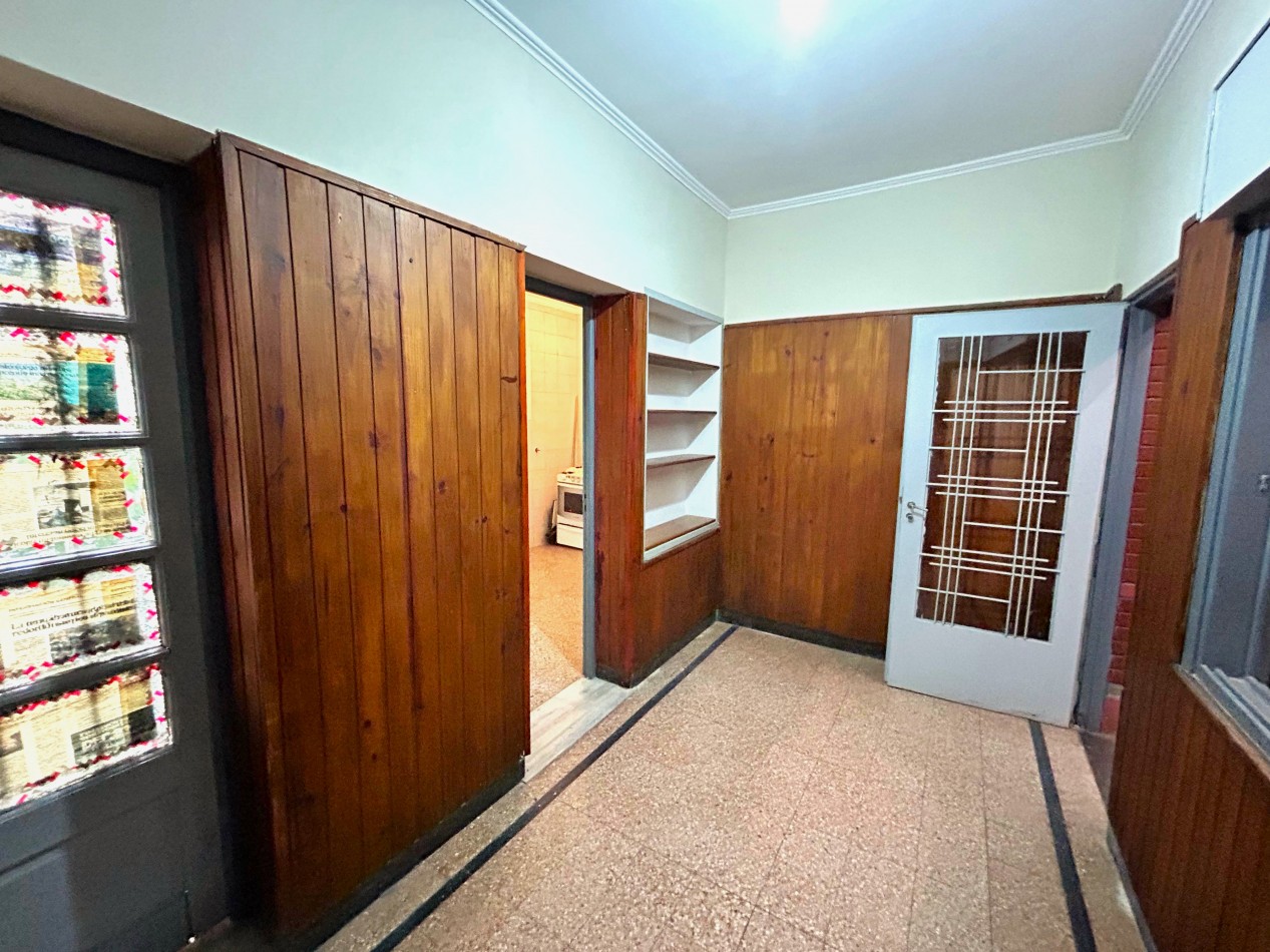 Lagos bis 73, casa de frente + local, 146 m2 de lote, 2 dormitorios y comodin. Ideal Constructora!