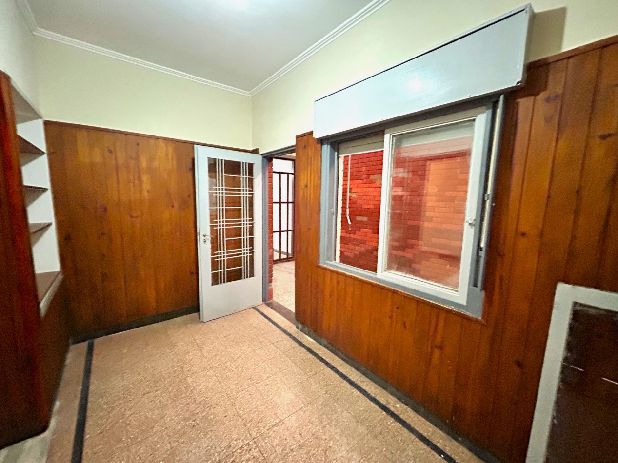 Lagos bis 73, casa de frente + local, 146 m2 de lote, 2 dormitorios y comodin. Ideal Constructora!