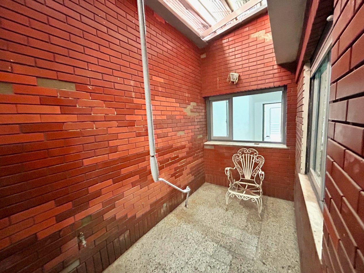 Lagos bis 73, casa de frente + local, 146 m2 de lote, 2 dormitorios y comodin. Ideal Constructora!