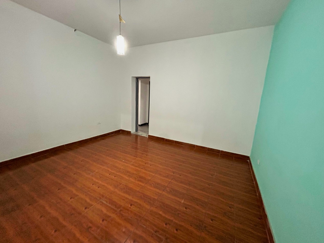 Lagos bis 73, casa de frente + local, 146 m2 de lote, 2 dormitorios y comodin. Ideal Constructora!