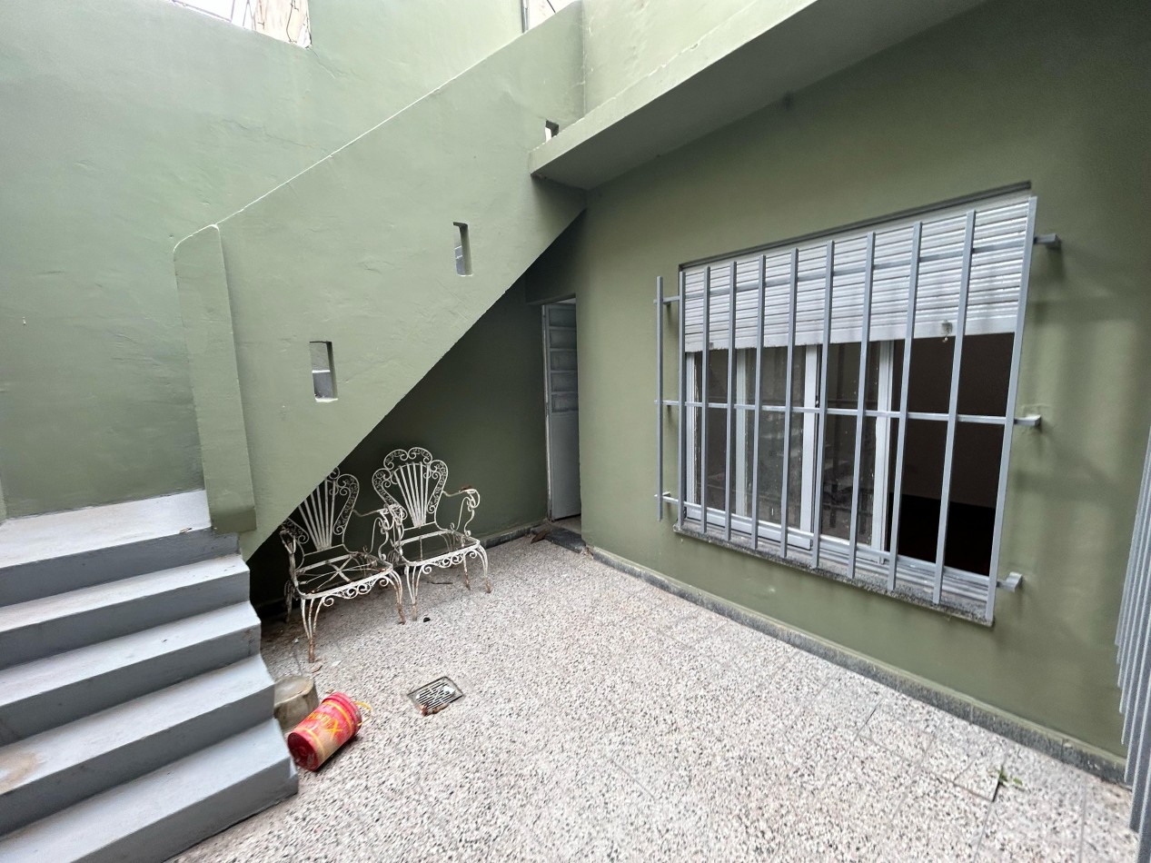 Lagos bis 73, casa de frente + local, 146 m2 de lote, 2 dormitorios y comodin. Ideal Constructora!