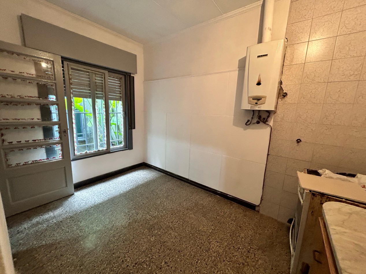 Lagos bis 73, casa de frente + local, 146 m2 de lote, 2 dormitorios y comodin. Ideal Constructora!