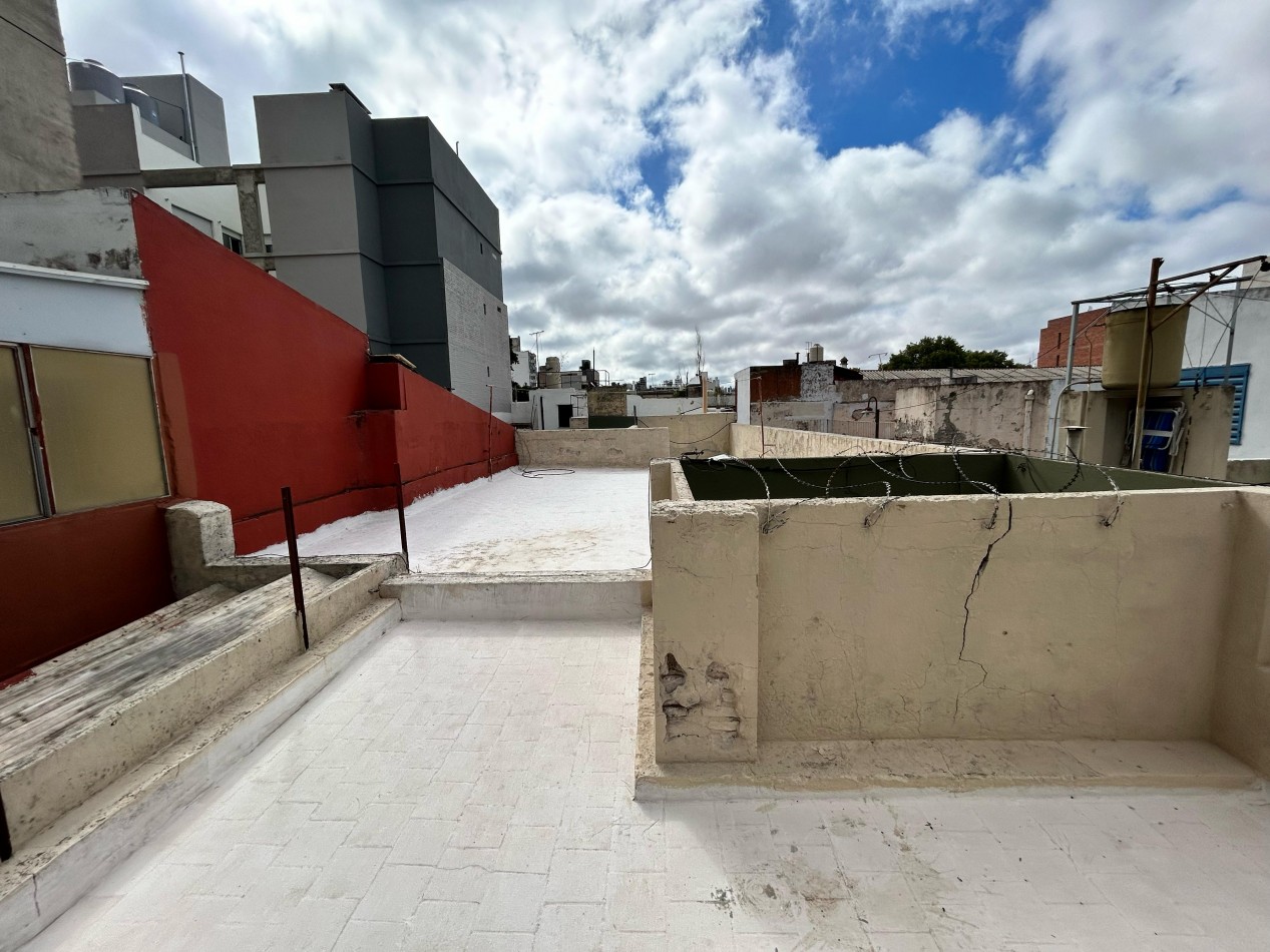 Lagos bis 73, casa de frente + local, 146 m2 de lote, 2 dormitorios y comodin. Ideal Constructora!
