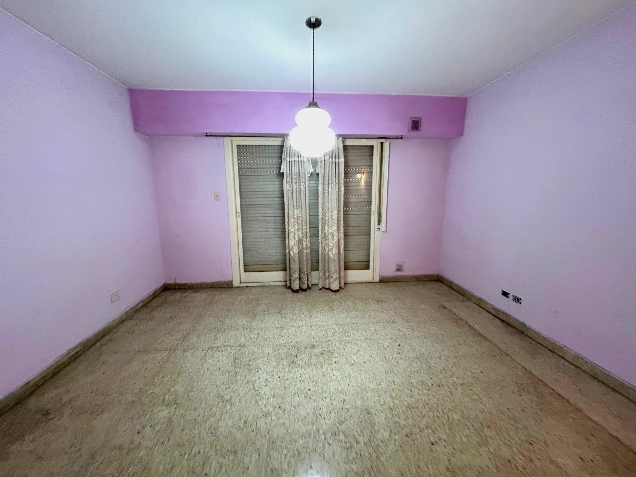 Rueda 1700, casa planta alta, cochera, dos dormitorios, patio y galeria!
