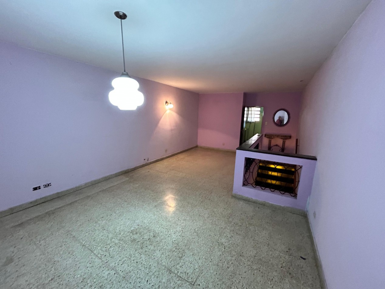 Rueda 1700, casa planta alta, cochera, dos dormitorios, patio y galeria!