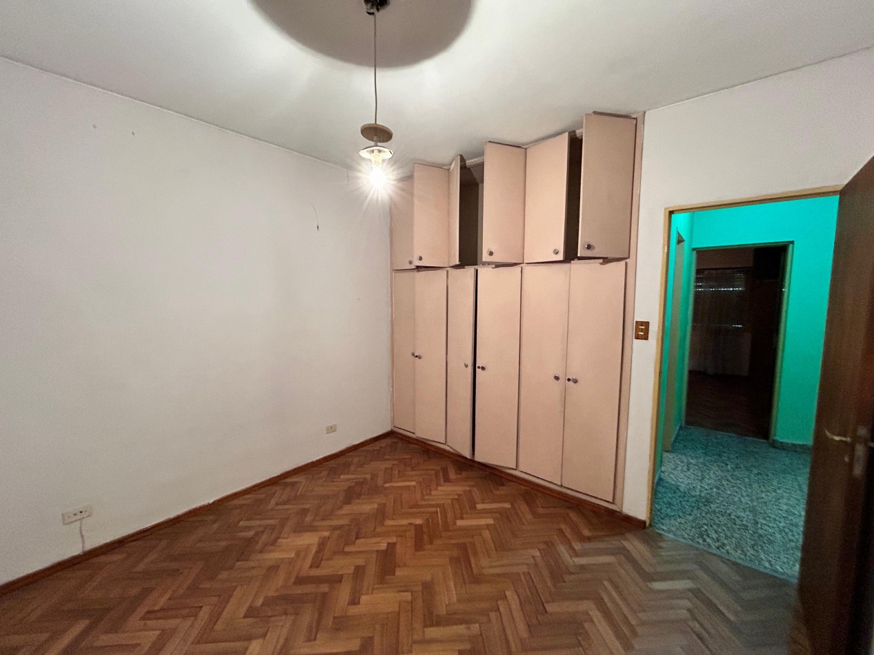 Rueda 1700, casa planta alta, cochera, dos dormitorios, patio y galeria!