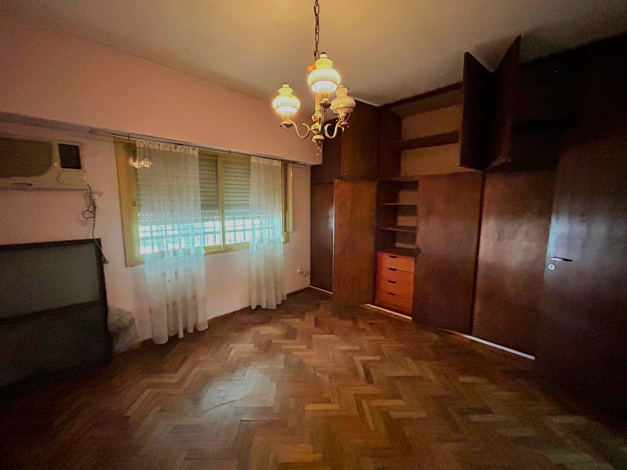 Rueda 1700, casa planta alta, cochera, dos dormitorios, patio y galeria!