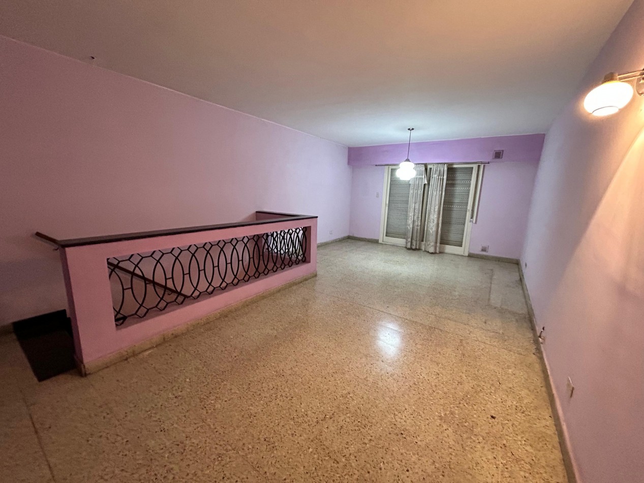 Rueda 1700, casa planta alta, cochera, dos dormitorios, patio y galeria!