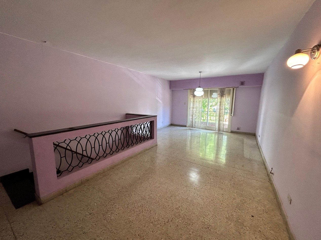 Rueda 1700, casa planta alta, cochera, dos dormitorios, patio y galeria!