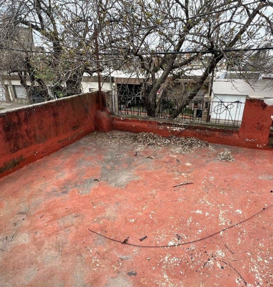 Paraguay 5300, a mts Avenida! casa de dos dormitorios, terraza.