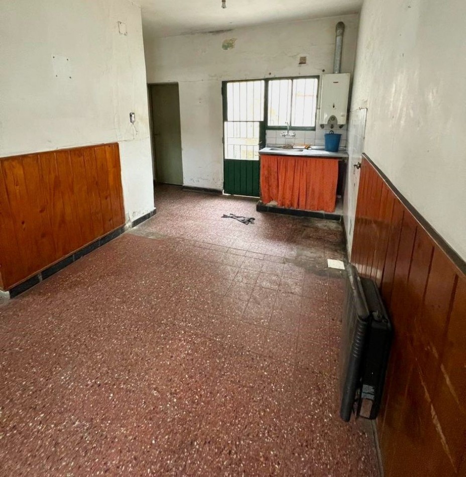 Paraguay 5300, a mts Avenida! casa de dos dormitorios, terraza.
