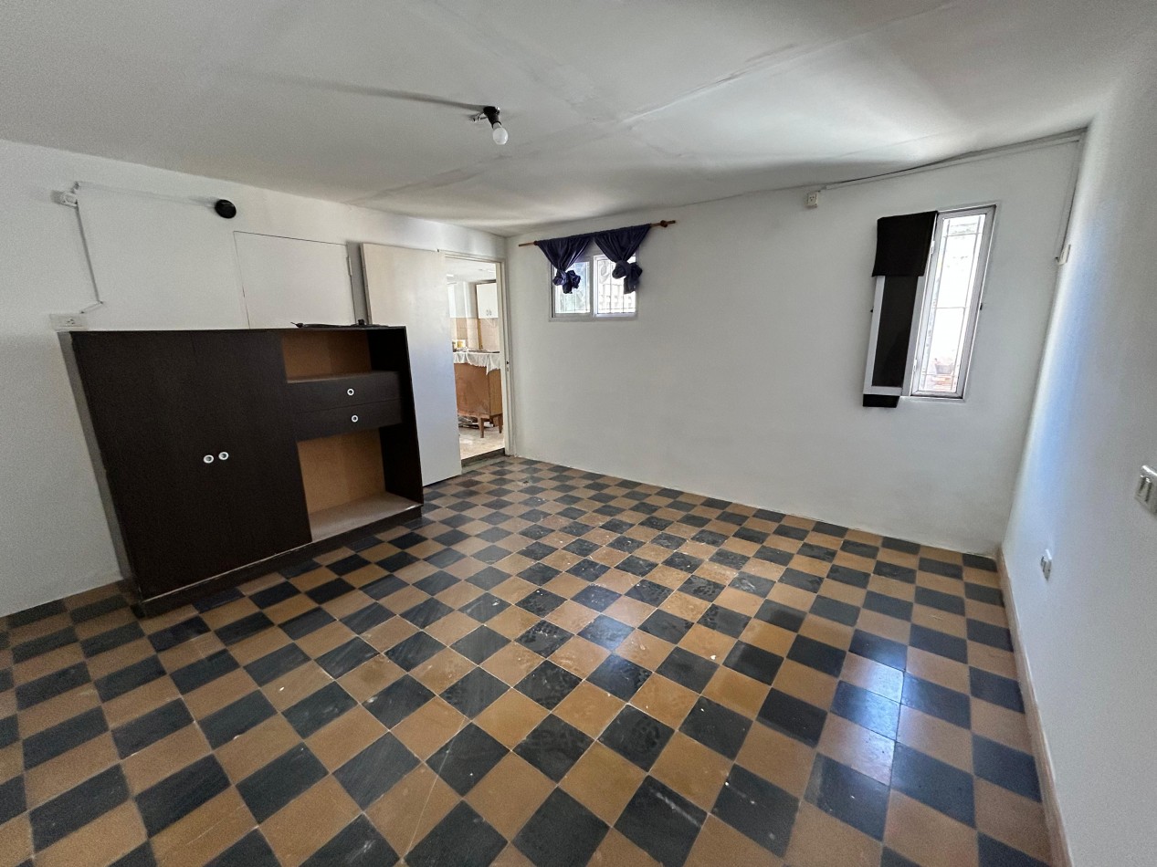 Amenabar 3200, casa de dos dormitorios, y patio con ingreso para vehiculo. 