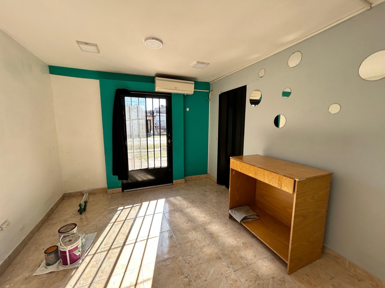 Amenabar 3200, casa de dos dormitorios, y patio con ingreso para vehiculo. 