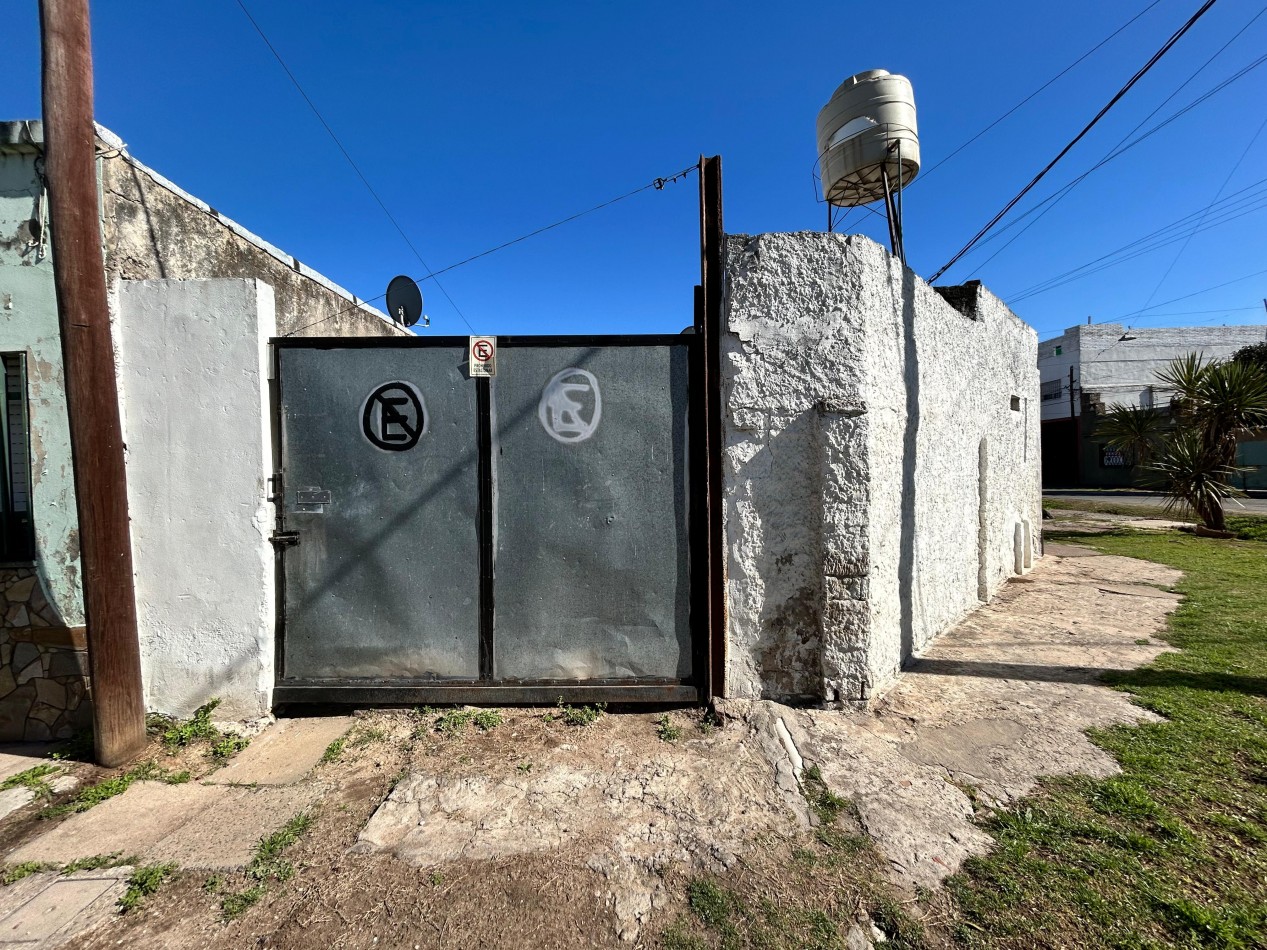 Amenabar 3200, casa de dos dormitorios, y patio con ingreso para vehiculo. 
