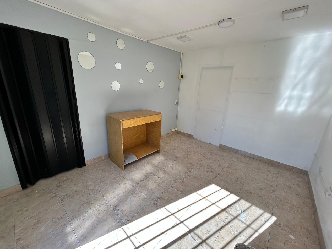 Amenabar 3200, casa de dos dormitorios, y patio con ingreso para vehiculo. 