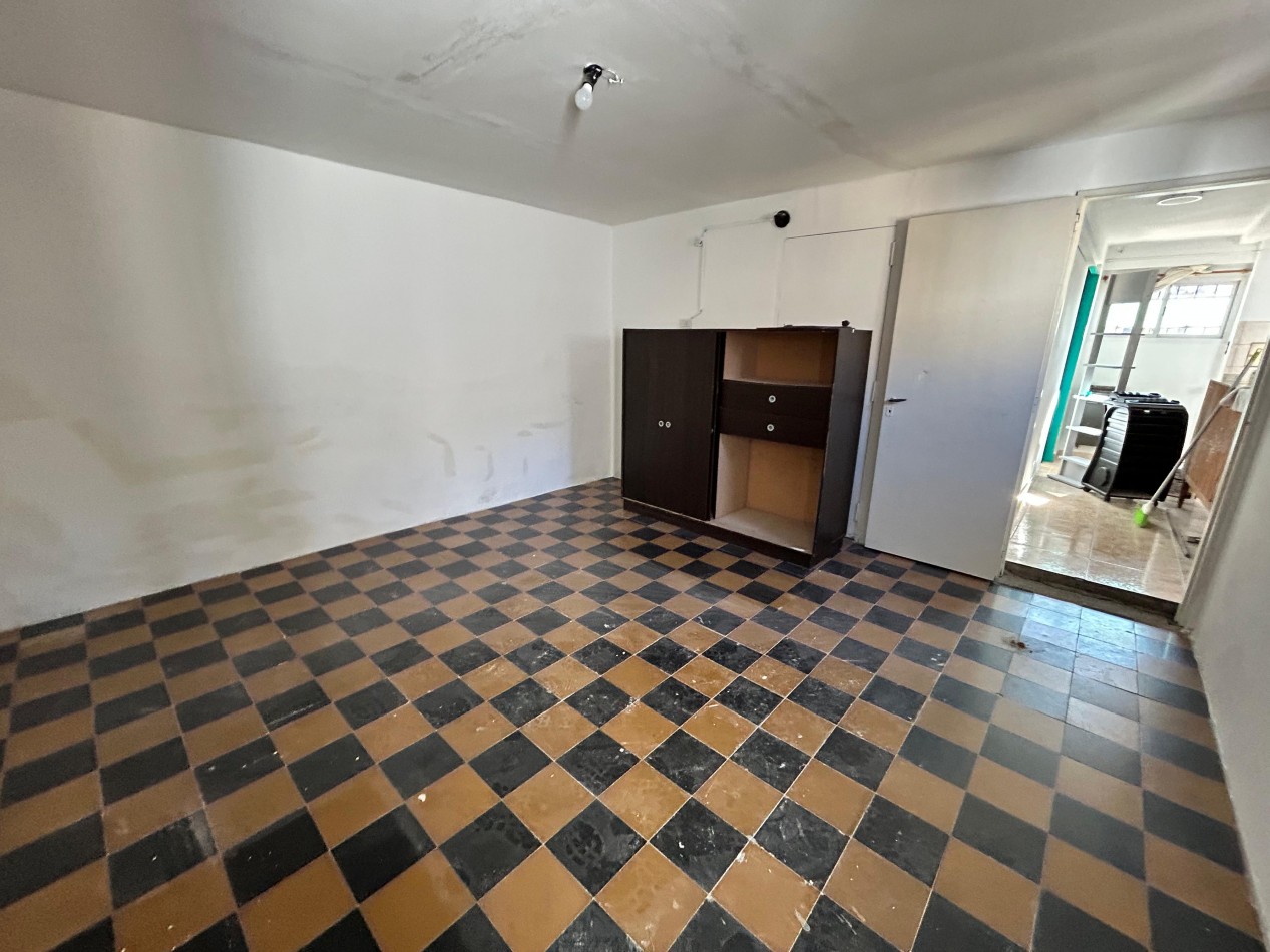 Amenabar 3200, casa de dos dormitorios, y patio con ingreso para vehiculo. 