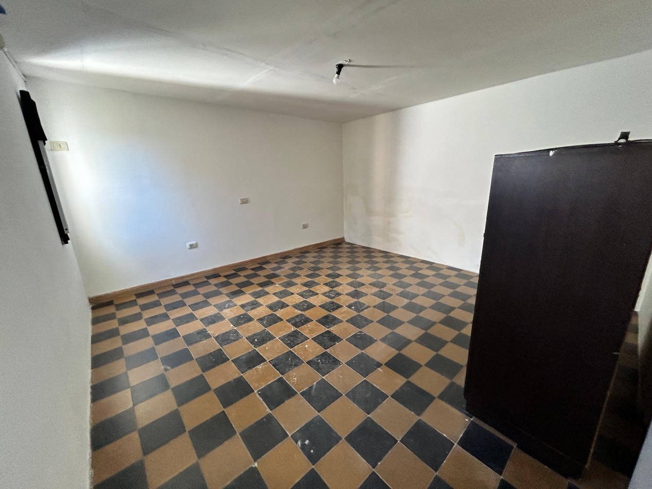Amenabar 3200, casa de dos dormitorios, y patio con ingreso para vehiculo. 