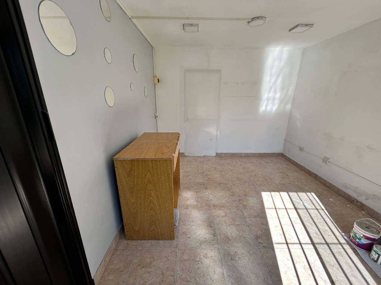 Amenabar 3200, casa de dos dormitorios, y patio con ingreso para vehiculo. 