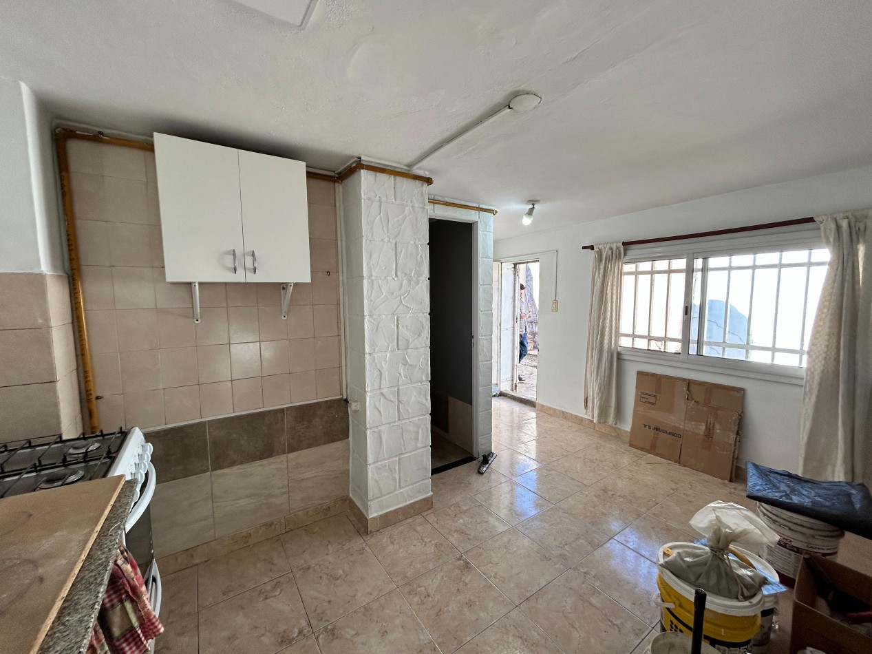 Amenabar 3200, casa de dos dormitorios, y patio con ingreso para vehiculo. 
