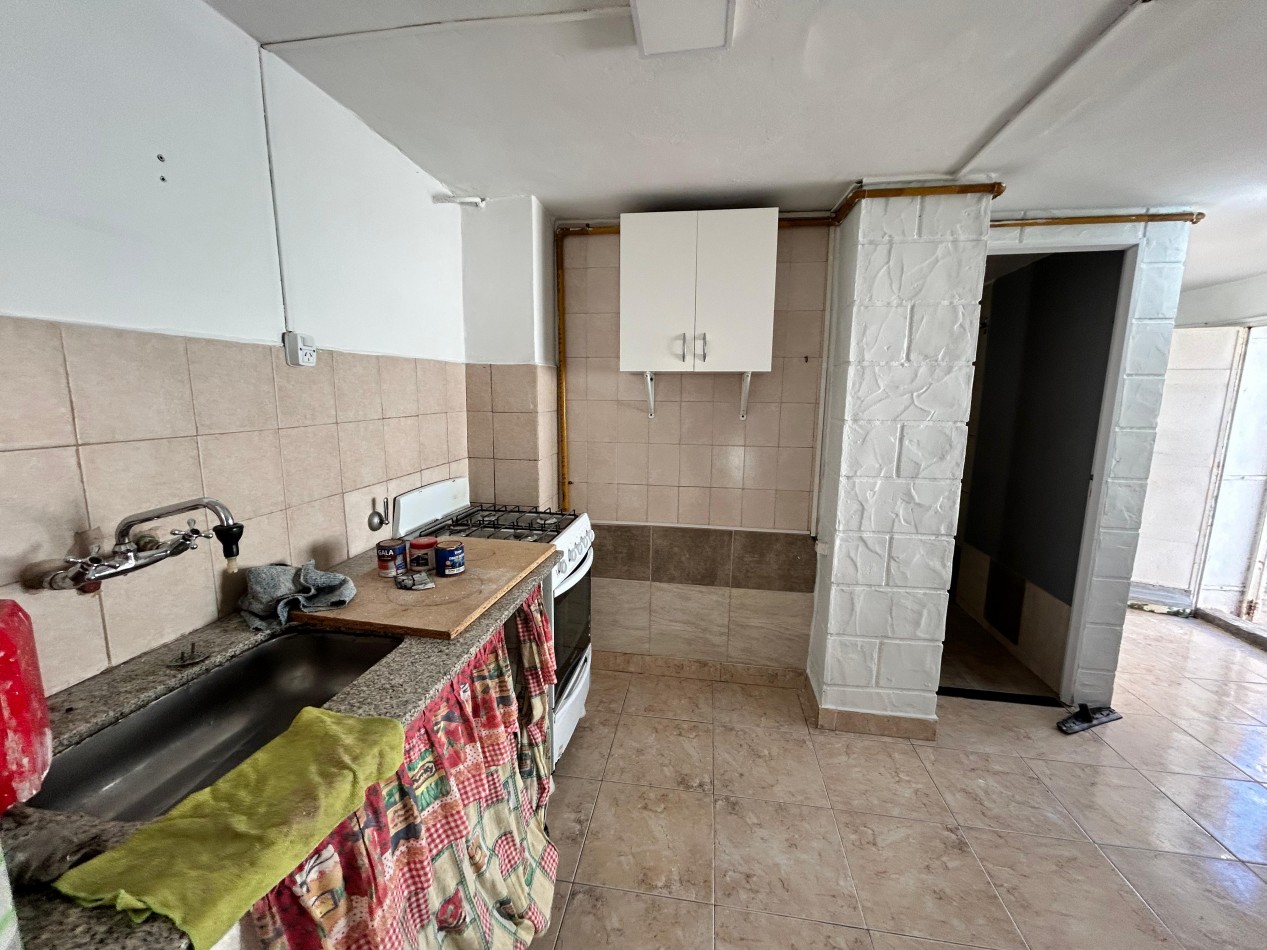 Amenabar 3200, casa de dos dormitorios, y patio con ingreso para vehiculo. 