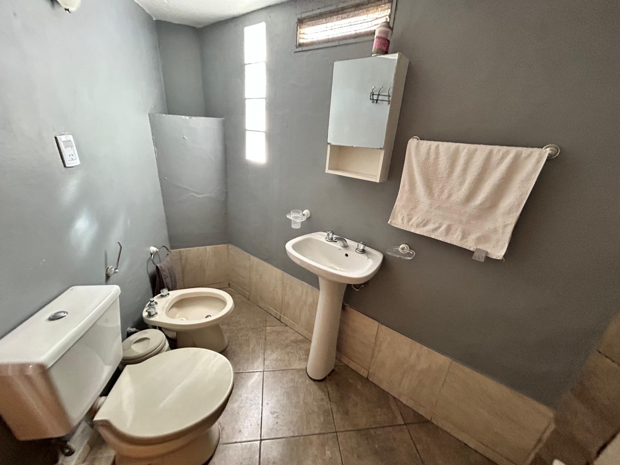 Amenabar 3200, casa de dos dormitorios, y patio con ingreso para vehiculo. 