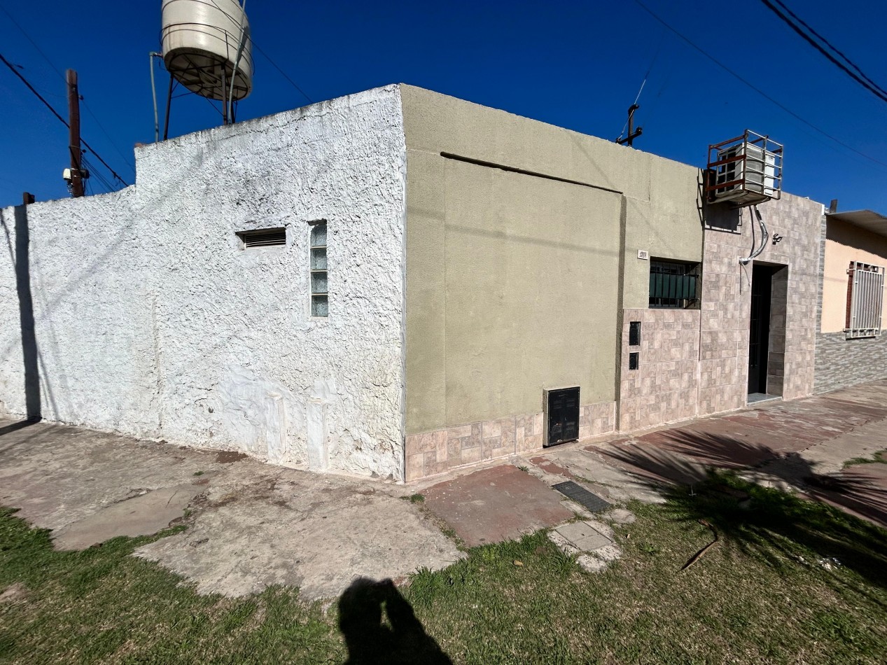 Amenabar 3200, casa de dos dormitorios, y patio con ingreso para vehiculo. 