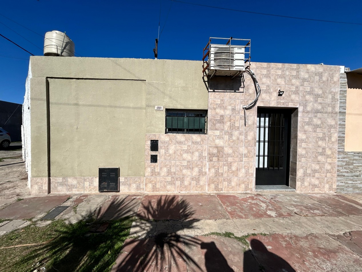 Amenabar 3200, casa de dos dormitorios, y patio con ingreso para vehiculo. 