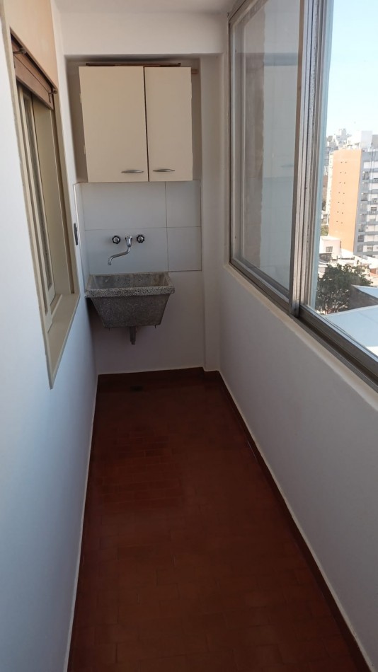 Oroño 200, departamento dos dormitorios, balcon al frente, excelente zona. Apta Credito! 