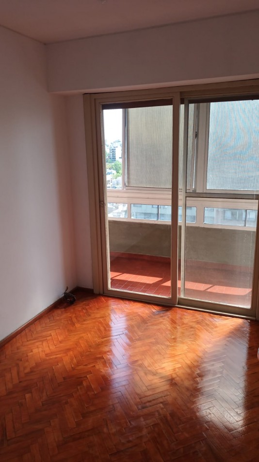 Oroño 200, departamento dos dormitorios, balcon al frente, excelente zona. Apta Credito! 