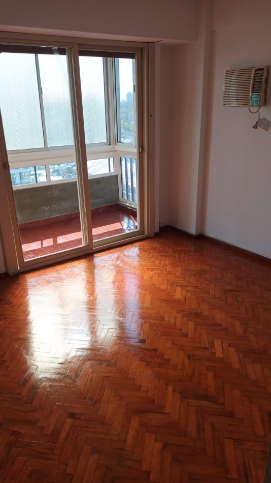 Oroño 200, departamento dos dormitorios, balcon al frente, excelente zona. Apta Credito! 