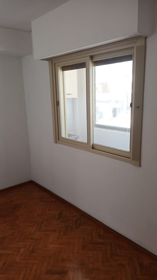 Oroño 200, departamento dos dormitorios, balcon al frente, excelente zona. Apta Credito! 