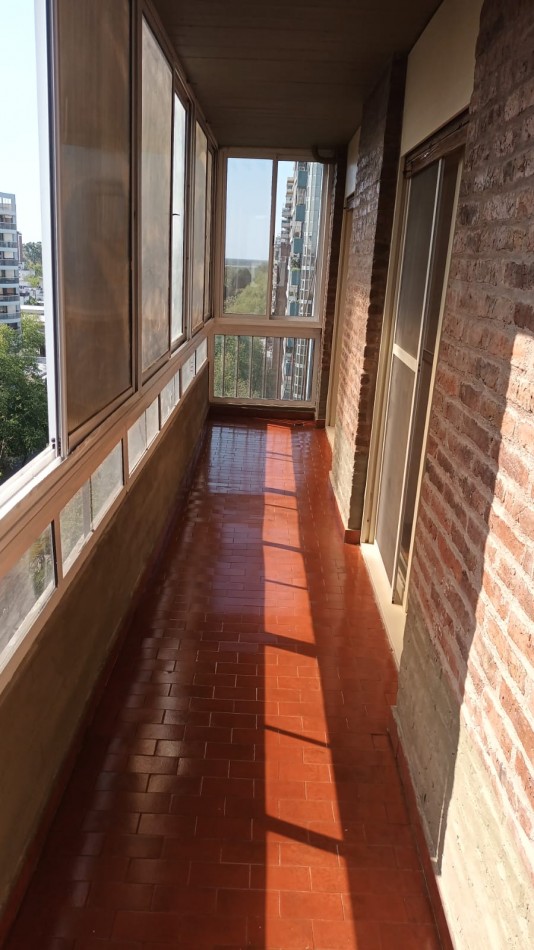 Oroño 200, departamento dos dormitorios, balcon al frente, excelente zona. Apta Credito! 