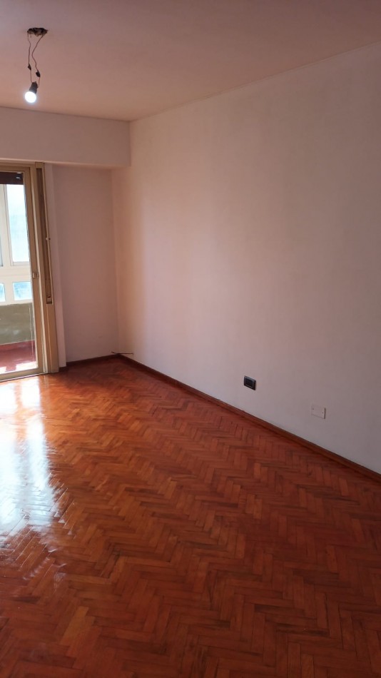 Oroño 200, departamento dos dormitorios, balcon al frente, excelente zona. Apta Credito! 