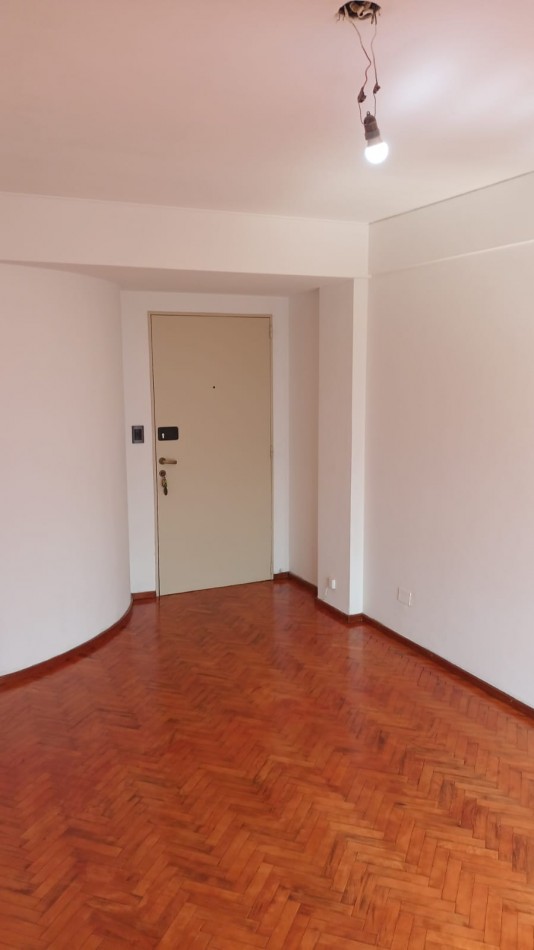 Oroño 200, departamento dos dormitorios, balcon al frente, excelente zona. Apta Credito! 